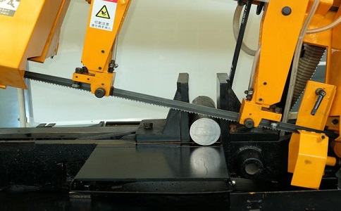 孝昌数控带锯床自动送料精度会出现偏差吗？